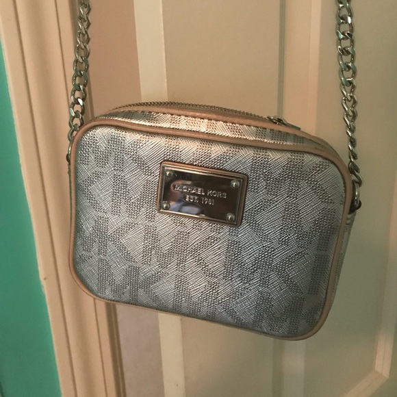Michael Kors Handbags - Michael Kors cross body Michael Kors Handbags - Michael Kors cross body